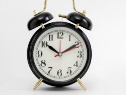 ПЕННАНТ, будильник с подсветкой, 9 см, черный