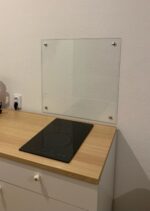 Стеклянная панель 600х600х4 мм прозрачная, с креплением