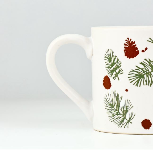 ВИНТЕР Шишки, кружка керамическая, 320 мл, белый/зеленый ВИНТЕР Шишки, кружка керамическая, 320 мл, белый/зеленый