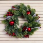 ВИНТЕР, венок новогодний, 30 см, зеленый/красные шары с лентами