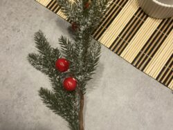 ВИНТЕР, декоративная еловая ветка, 50 см, красные ягоды/снег